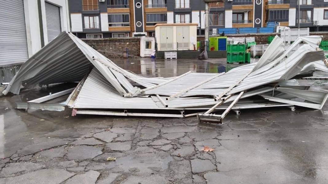 Balıkesir’i fırtına vurdu, çatılar uçtu 2